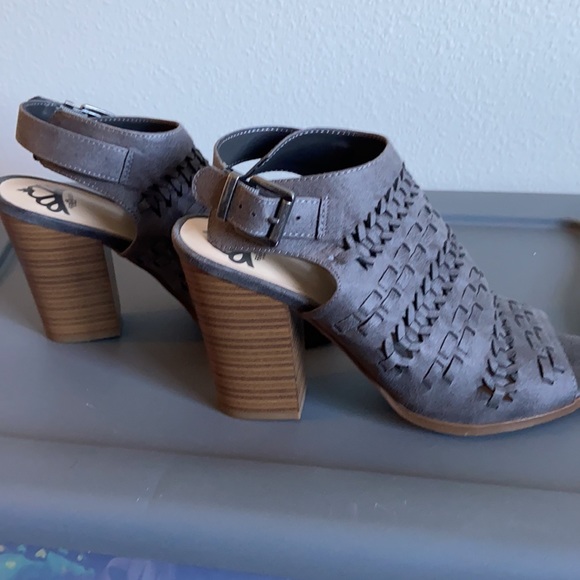 Fergalicious Brand Gray Sandals - Picture 4 of 7